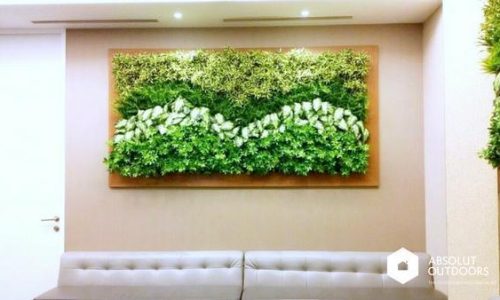 Artificial-green-wall-in-frame-in-office