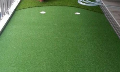 Balcony-with-putting-green