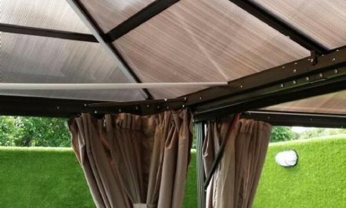 Polycarbonate-Trellis-on-Roof-Terrace-with-turf-wall-covering_small