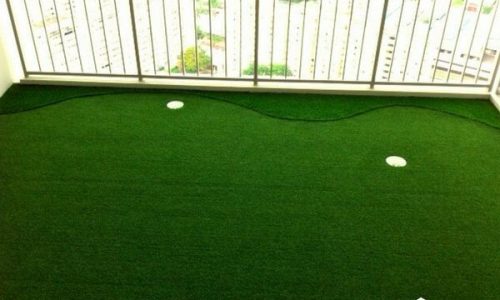 Simple-putting-green-at-balcony-2