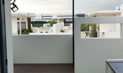 Trellis-on-roof-terrace-with-decking-and-turf_small